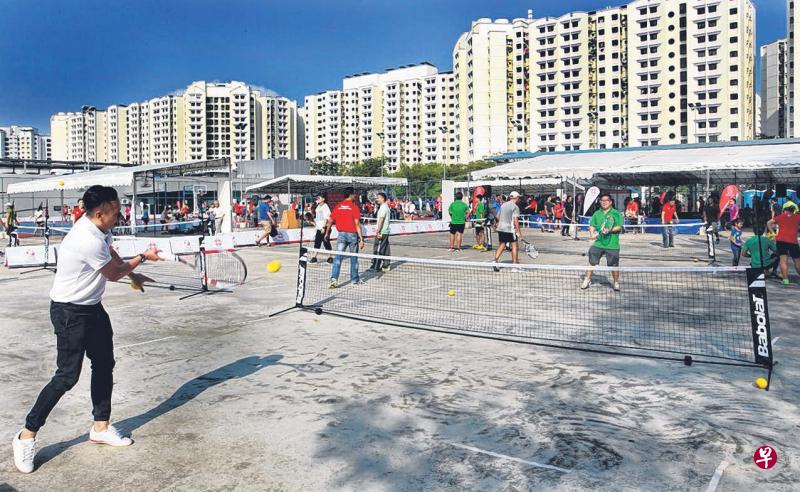 本届新加坡社区运动会将增设新邻里友谊赛项目,居民也可透过在社区里举办的运动学习坊,掌握网球和其他运动的技巧。(林泽锐摄) 本届新加坡社区运动会将增设新邻里友谊赛项目,居民也可透过在社区里举办的运动学习坊,掌握网球和其他运动的技巧。(林泽锐摄)