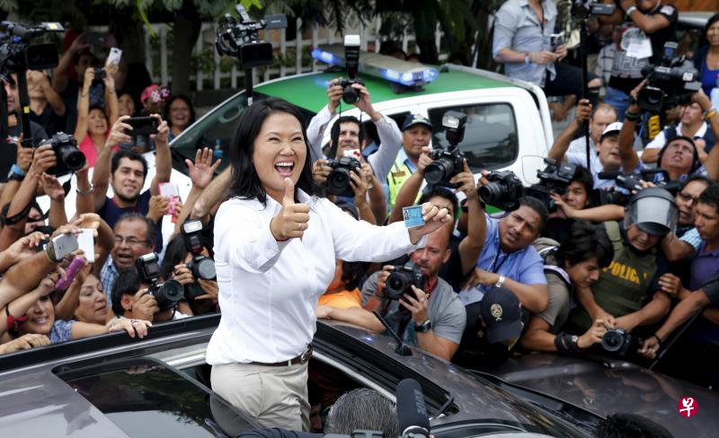 藤森庆子昨天投票向支持者和媒体举起大拇指致意。(路透社) 藤森庆子昨天投票向支持者和媒体举起大拇指致意。(路透社)