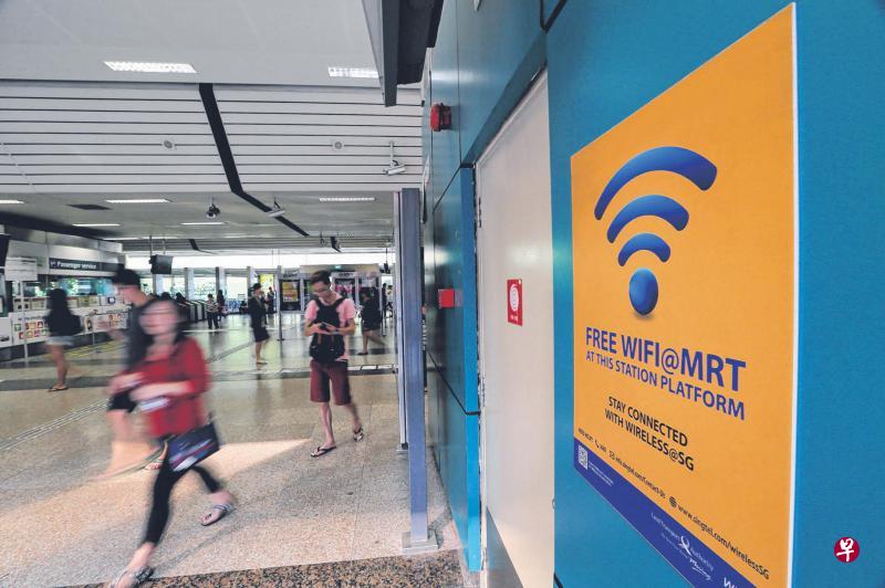 政府将在更多公共场所如地铁站、小贩中心和医院提供Wireless@SG服务,网速也会提高一倍,让使用者能轻松方便免费上网。(梁麒麟摄) 政府将在更多公共场所如地铁站、小贩中心和医院提供Wireless@SG服务,网速也会提高一倍,让使用者能轻松方便免费上网。(梁麒麟摄)