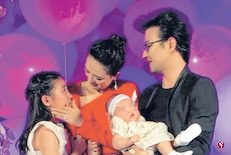 汪峰的大女儿“小苹果”熙熙(左)同台亮相,还落下泪来,章子怡轻拥安慰,并为她拭泪。(翻摄爱奇艺) 汪峰的大女儿“小苹果”熙熙(左)同台亮相,还落下泪来,章子怡轻拥安慰,并为她拭泪。(翻摄爱奇艺)