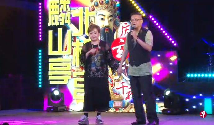 “小明珠”朱莉莉和“咖啡仔”奇贤手牵手,宣布已分手。(取自网络) “小明珠”朱莉莉和“咖啡仔”奇贤手牵手,宣布已分手。(取自网络)