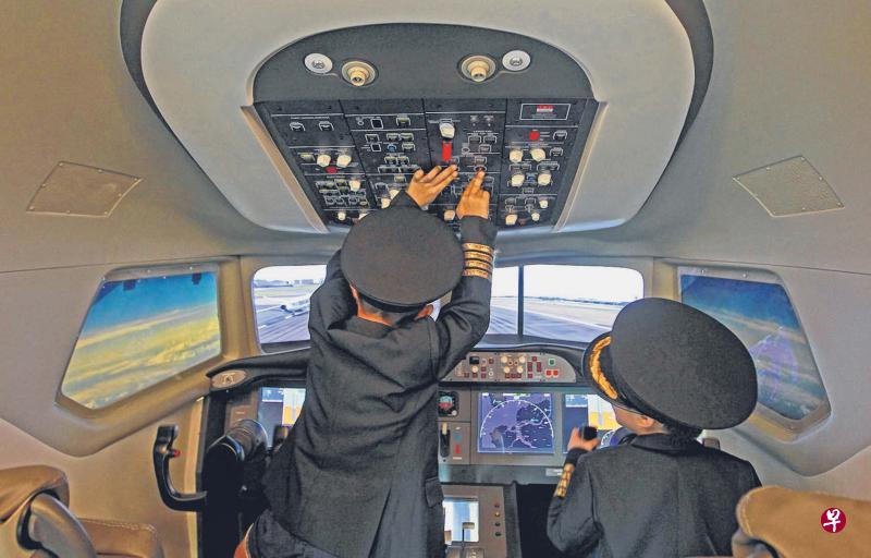 在新开业的室内儿童职场体验育乐教育主题公园“趣志尼亚”,孩童可通过扮演各种职业角色学习及探索大人的都会生活与工作体验。图为孩童身穿飞机师制服在模拟机舱内操作飞行系统。(林泽锐摄) 在新开业的室内儿童职场体验育乐教育主题公园“趣志尼亚”,孩童可通过扮演各种职业角色学习及探索大人的都会生活与工作体验。图为孩童身穿飞机师制服在模拟机舱内操作飞行系统。(林泽锐摄)