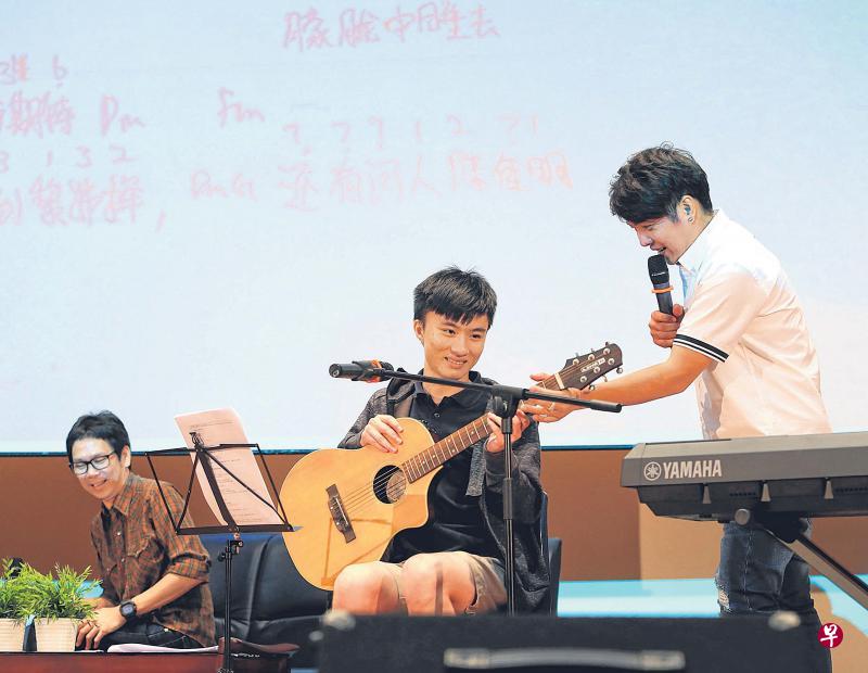 ↑实龙岗初级学院的学生梁铭浩(中)现场弹唱在“新谣创作坊”即时创作的作品,由黎沸辉(右)与陈佳明(左)讲评。 ↑实龙岗初级学院的学生梁铭浩(中)现场弹唱在“新谣创作坊”即时创作的作品,由黎沸辉(右)与陈佳明(左)讲评。