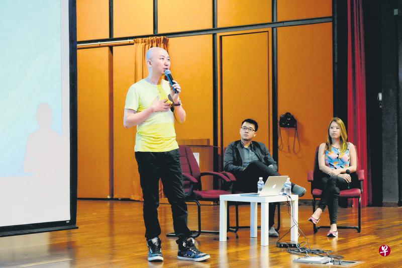 许环良(左)偕同另两名立化校友张思尔(中)和邱意淋一同回母校与学弟妹们交流。 许环良(左)偕同另两名立化校友张思尔(中)和邱意淋一同回母校与学弟妹们交流。