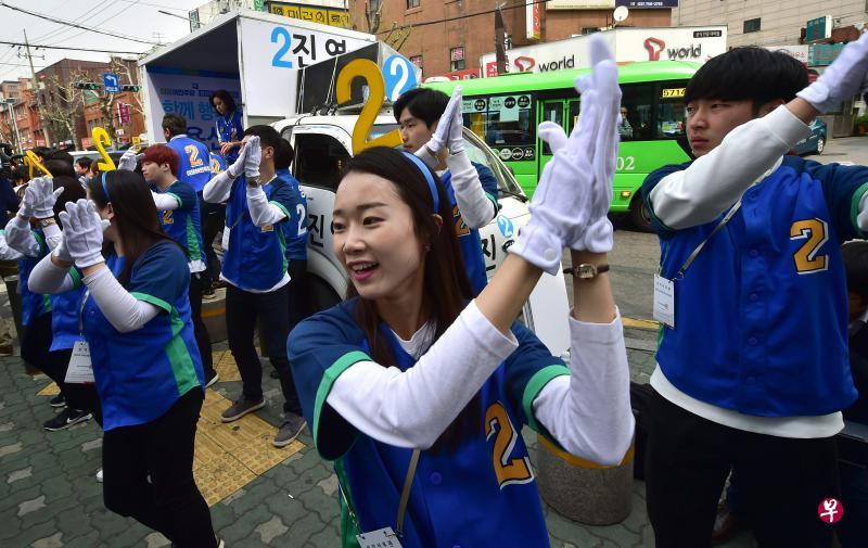 最大在野党共同民主党的支持者12日在拉票活动上跳舞,为该党打气。(路透社) 最大在野党共同民主党的支持者12日在拉票活动上跳舞,为该党打气。(路透社)
