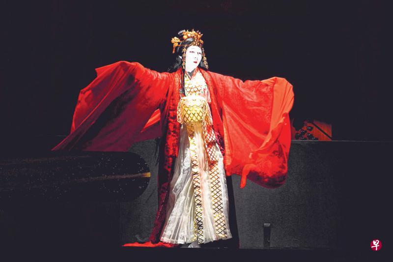 中村儿太郎在音乐剧《卑弥呼》饰演卑弥呼——日照大神。 中村儿太郎在音乐剧《卑弥呼》饰演卑弥呼——日照大神。