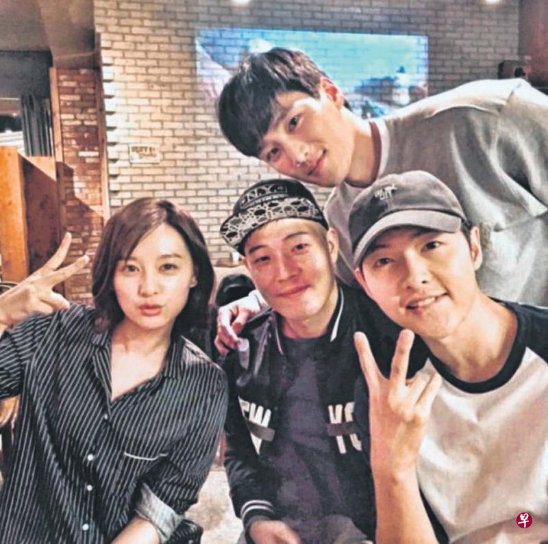 《太阳的后裔》剧组也相邀在啤酒屋一起观看大结局。(微博图) 《太阳的后裔》剧组也相邀在啤酒屋一起观看大结局。(微博图)