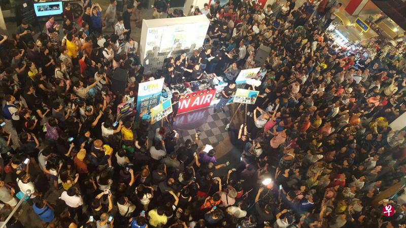 2500人挤进活动现场,一起倒数最后10首经典歌曲。 2500人挤进活动现场,一起倒数最后10首经典歌曲。