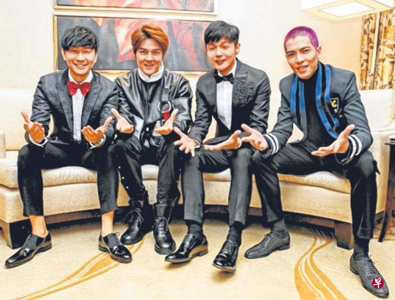 林俊杰(左图左起)、吴克群、李荣浩、萧敬腾难得齐聚澳门。王力宏(右图左二)也现身澳门领奖,顺便带老婆王靓蕾(右图右一)去看水舞秀。 林俊杰(左图左起)、吴克群、李荣浩、萧敬腾难得齐聚澳门。王力宏(右图左二)也现身澳门领奖,顺便带老婆王靓蕾(右图右一)去看水舞秀。