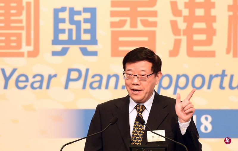 昨天在香港会展中心举行的“十三五规划与香港机遇高峰论坛”上,中国国务院发展研究中心主任李伟在演讲中表示,担忧香港在中国未来发展中被边缘化只是杞人忧天。(中通社) 昨天在香港会展中心举行的“十三五规划与香港机遇高峰论坛”上,中国国务院发展研究中心主任李伟在演讲中表示,担忧香港在中国未来发展中被边缘化只是杞人忧天。(中通社)