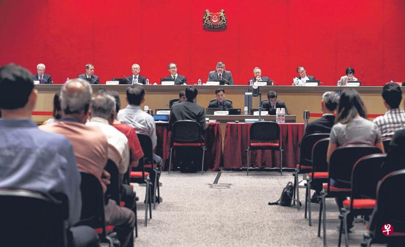 由大法官梅达顺（左五）领导的宪法委员会在昨天首场意见陈述会上，聆听包括学者在内的各界人士针对检讨民选总统制的建议，并轮流提问。图左起为和美集团主席兼总裁蔡天宝、少数种族权利总统理事会成员阿都拉、创业企业有限公司主席兼执行总裁王玉强、高庭法官郑永光、公共服务委员会主席张赞成、星展集团主席佘林发和新加坡科技设计大学李光耀创新型城市中心主席陈庆珠教授。另一委员远东机构公司总裁黄志达昨天不在场。（叶振忠摄）