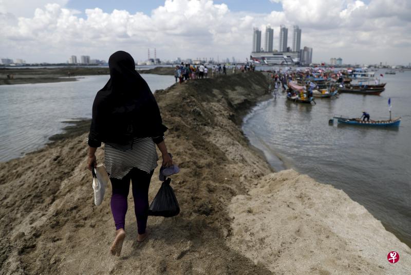 在印尼雅加达湾进行的填海工程被质疑破坏环境,图为上星期天,当地居民和环保团体在一处填海工地示威。印尼政府隔天宣布暂停该工程,当局将重新评估情况。(路透社) 在印尼雅加达湾进行的填海工程被质疑破坏环境,图为上星期天,当地居民和环保团体在一处填海工地示威。印尼政府隔天宣布暂停该工程,当局将重新评估情况。(路透社)