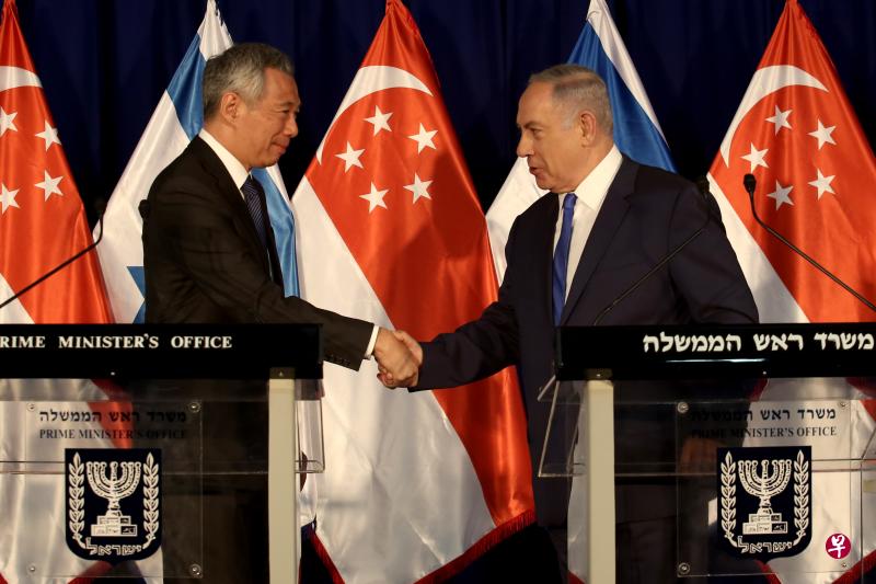 以色列总理内坦亚胡(右)欢迎李显龙总理到访,两位领导人讨论了如何推进合作关系等课题。(法新社) 以色列总理内坦亚胡(右)欢迎李显龙总理到访,两位领导人讨论了如何推进合作关系等课题。(法新社)