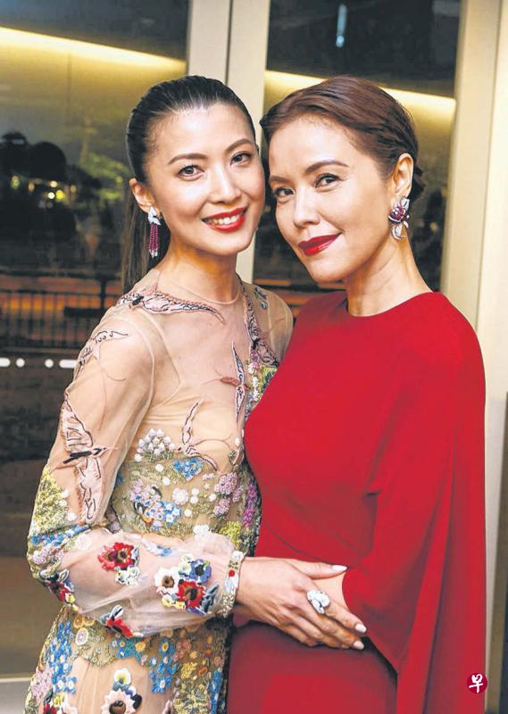 据读者提出的数据,欧萱(左)面簿粉丝达130万人,郑惠玉(右)很迟加入社交媒体,但人数增长很快。(陈斌勤摄影) 据读者提出的数据,欧萱(左)面簿粉丝达130万人,郑惠玉(右)很迟加入社交媒体,但人数增长很快。(陈斌勤摄影)