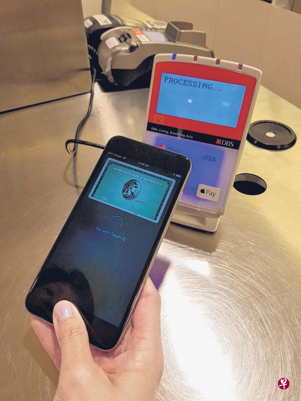Apple Pay在本地开通,美国运通信用卡用户可通过iPhone、Apple Watch等苹果移动器材付款。(杨全龙摄) Apple Pay在本地开通,美国运通信用卡用户可通过iPhone、Apple Watch等苹果移动器材付款。(杨全龙摄)