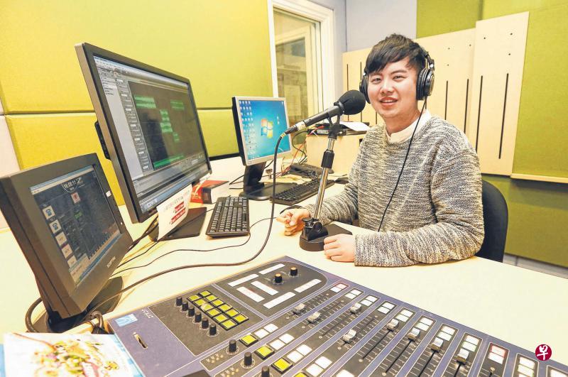 UFM100.3电台DJ张承尧工作时经常得说话,所以要让声音保持最佳状态。 UFM100.3电台DJ张承尧工作时经常得说话,所以要让声音保持最佳状态。