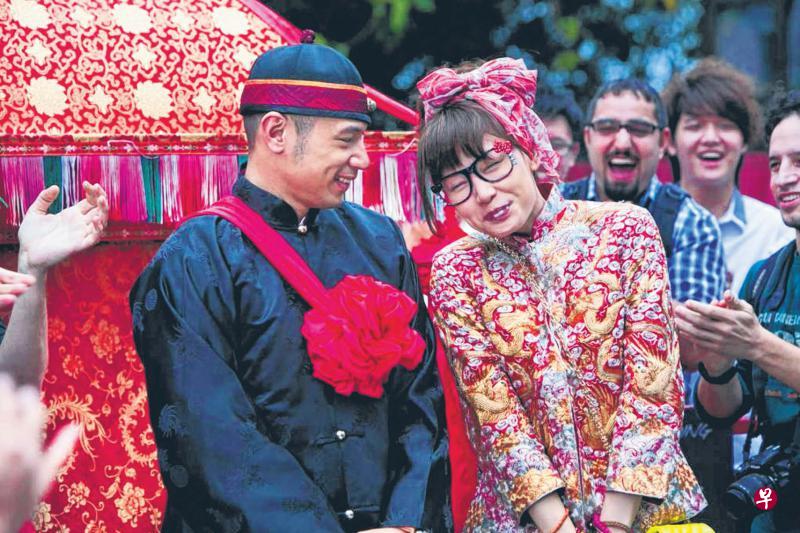徐子珊突破视觉下限演出龅牙女。左为金刚。 徐子珊突破视觉下限演出龅牙女。左为金刚。