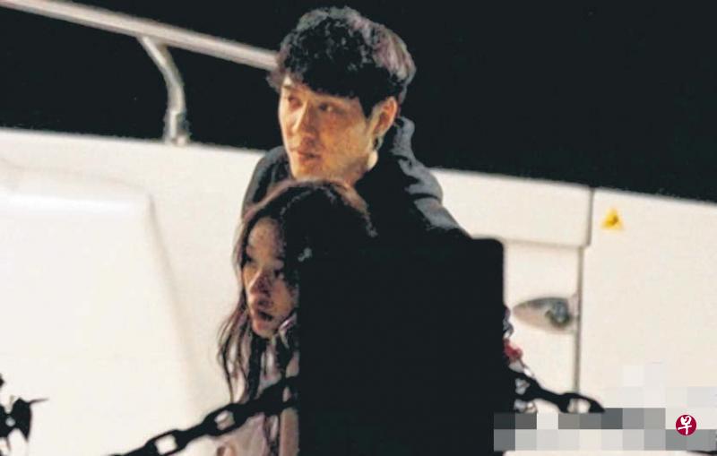 冯绍峰(后)和林允被目击同上游艇密会庆生。(翻摄新浪娱乐) 冯绍峰(后)和林允被目击同上游艇密会庆生。(翻摄新浪娱乐)