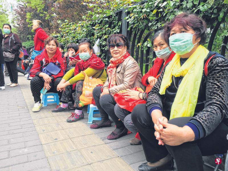 来自全国各地的失独家长,前天在中国卫计委外上访。(游润恬摄) 来自全国各地的失独家长,前天在中国卫计委外上访。(游润恬摄)