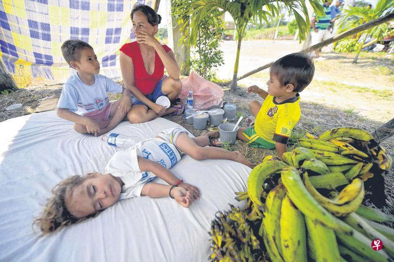 厄瓜多尔沿海地区周三凌晨3时左右又发生6.2级地震,被惊醒的民众纷纷跑到街上躲避。(法新社) 厄瓜多尔沿海地区周三凌晨3时左右又发生6.2级地震,被惊醒的民众纷纷跑到街上躲避。(法新社)