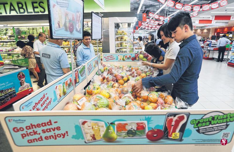 超市顾客积极参与“好味道少浪费”计划,对减少食物浪费起到重要作用。(陈渊庄摄) 超市顾客积极参与“好味道少浪费”计划,对减少食物浪费起到重要作用。(陈渊庄摄)