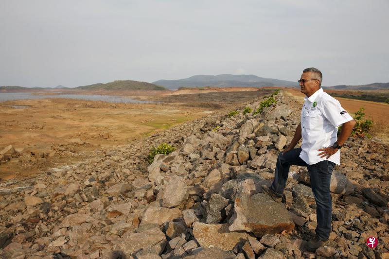 委内瑞拉电力部长路易斯·莫塔14日到玻利瓦尔州的古里水电站视察旱情。(路透社) 委内瑞拉电力部长路易斯·莫塔14日到玻利瓦尔州的古里水电站视察旱情。(路透社)