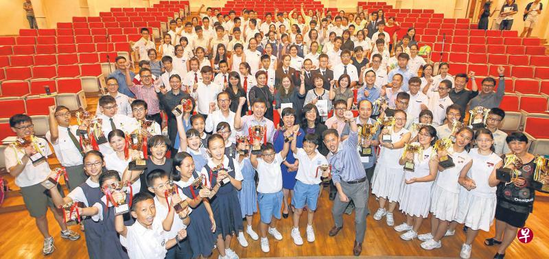 今年“华文大比拼”反应踊跃，共吸引全国65所中小学的1300名学生参加比赛，是历来最多的一次。第二排中握拳头者是卫生部兼通讯及新闻部政务部长徐芳达，前排右六为报业控股华文媒体集团及媒体策略与分析执行副总裁陈康威。（邝启聪摄）