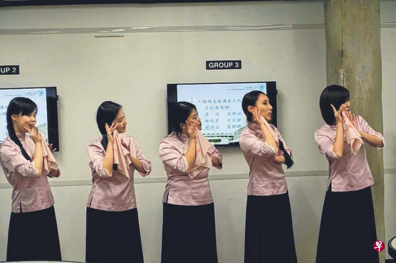 台湾辅仁大学同学于南大中文系展演诗词吟唱。(王欣慧摄影) 台湾辅仁大学同学于南大中文系展演诗词吟唱。(王欣慧摄影)