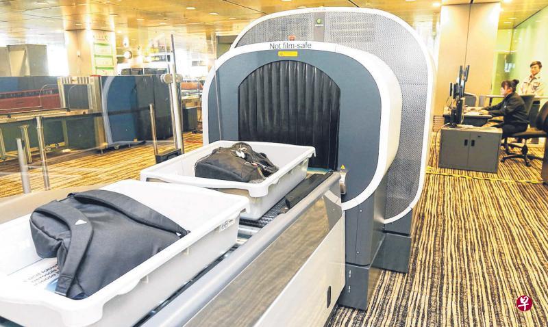 全新的电脑断层行李扫描仪器托盘更大,搭客可把所有随身物品及行李放在同一个托盘,方便领取。(周柏荣摄) 全新的电脑断层行李扫描仪器托盘更大,搭客可把所有随身物品及行李放在同一个托盘,方便领取。(周柏荣摄)