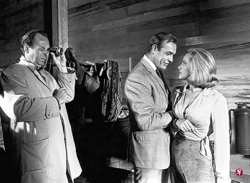 上图为盖汉弥尔顿(左)当年执导《金手指》拍摄现场。中为演出“占士邦”的尚康纳利(Sean Connery),右为演出“Pussy Galore”的霍纳尔布莱克曼(Honor Blackman)。右图为盖汉弥尔顿2005年5月在康城影展亮相受访。(网络图、法新社) 上图为盖汉弥尔顿(左)当年执导《金手指》拍摄现场。中为演出“占士邦”的尚康纳利(Sean Connery),右为演出“Pussy Galore”的霍纳尔布莱克曼(Honor Blackman)。右图为盖汉弥尔顿2005年5月在康城影展亮相受访。(网络图、法新社)