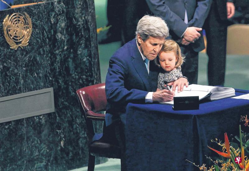 周五在纽约联合国总部的《巴黎协定》高级别签署仪式上,美国国务卿克里抱着两岁的外孙女代表美国签字。这个协定是国际联手应对气候变化的一个新起点,为子孙后代保留一个宜居的地球做出承诺。(法新社) 周五在纽约联合国总部的《巴黎协定》高级别签署仪式上,美国国务卿克里抱着两岁的外孙女代表美国签字。这个协定是国际联手应对气候变化的一个新起点,为子孙后代保留一个宜居的地球做出承诺。(法新社)
