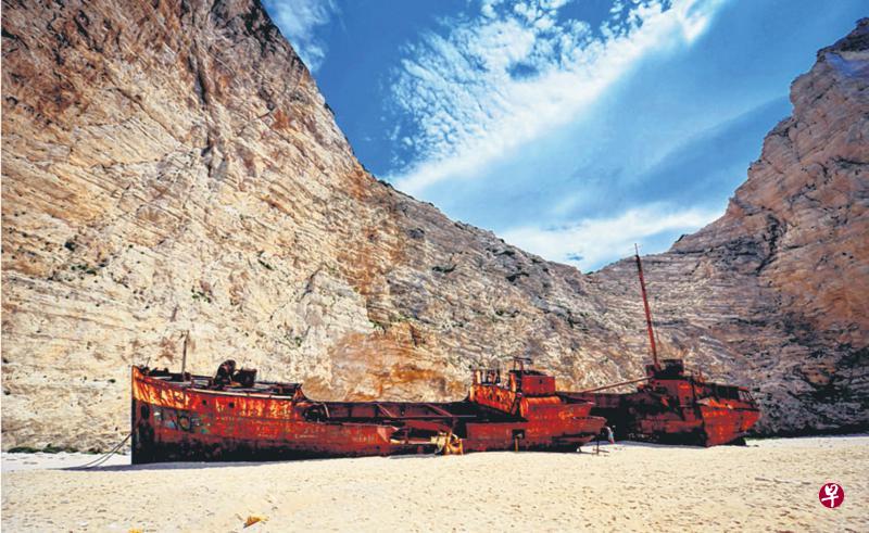 希腊沉船湾的沙滩上,放置着一艘锈迹斑斑的破旧铁船,给那里抹上神秘色彩。 希腊沉船湾的沙滩上,放置着一艘锈迹斑斑的破旧铁船,给那里抹上神秘色彩。