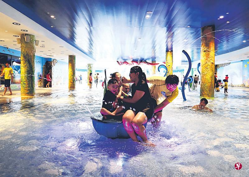 榜鹅战备军人协会俱乐部设有本地首个室内水上游乐场,让大人和小孩都能在里头游戏,促进亲子关系。(陈渊庄摄) 榜鹅战备军人协会俱乐部设有本地首个室内水上游乐场,让大人和小孩都能在里头游戏,促进亲子关系。(陈渊庄摄)