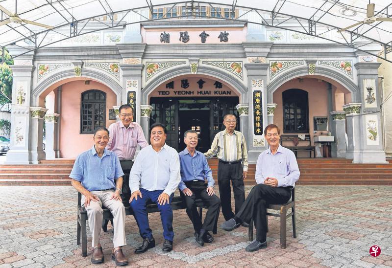 潮阳会馆庆祝成立90周年,决定在豪晶酒店设宴,邀请潮阳潮剧团演出和推出九元入会费优待,以加强跟乡亲的情感和回馈会员多年支持。前排右起为陈立发、陈运明、林振文和陈镇松,后排右起为陈捷隆和马廷茂。(梁麒麟摄) 潮阳会馆庆祝成立90周年,决定在豪晶酒店设宴,邀请潮阳潮剧团演出和推出九元入会费优待,以加强跟乡亲的情感和回馈会员多年支持。前排右起为陈立发、陈运明、林振文和陈镇松,后排右起为陈捷隆和马廷茂。(梁麒麟摄)