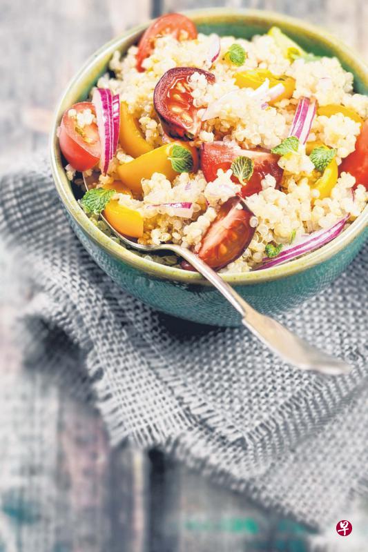家庭茹素应当讲究膳食平衡。素食者应特别注意五谷杂粮、蔬菜生果的选择与搭配。(档案照) 家庭茹素应当讲究膳食平衡。素食者应特别注意五谷杂粮、蔬菜生果的选择与搭配。(档案照)