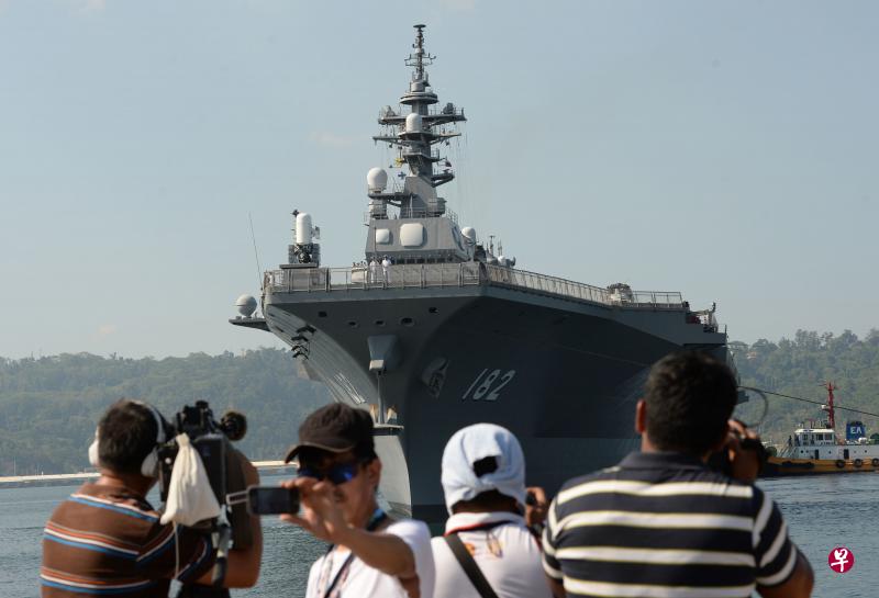 日本护卫舰“伊势”号今天停靠菲律宾苏比克港。(法新社) 日本护卫舰“伊势”号今天停靠菲律宾苏比克港。(法新社)