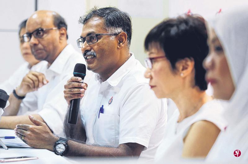 人民行动党补选准候选人穆仁理(持麦克风者)昨天公布一系列社区计划,一起出席记者会的还有两名内阁成员和两名资深基层党员。他们是廖文水(左起)、尚达曼、傅海燕和西蒂(Siti Khatijah)。(萧紫薇摄) 人民行动党补选准候选人穆仁理(持麦克风者)昨天公布一系列社区计划,一起出席记者会的还有两名内阁成员和两名资深基层党员。他们是廖文水(左起)、尚达曼、傅海燕和西蒂(Siti Khatijah)。(萧紫薇摄)