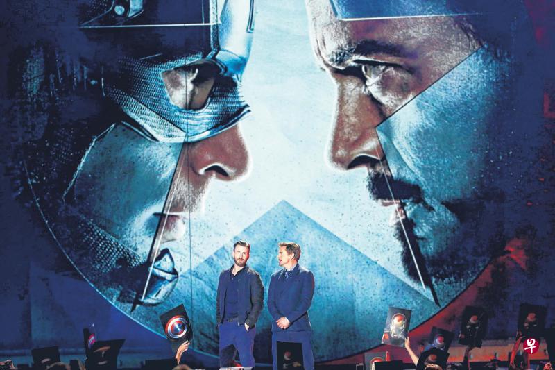 饰演美国队长的克里斯伊凡斯(左)与饰演钢铁侠的小劳勃道尼(右),私下关系融洽。(路透社图片) 饰演美国队长的克里斯伊凡斯(左)与饰演钢铁侠的小劳勃道尼(右),私下关系融洽。(路透社图片)