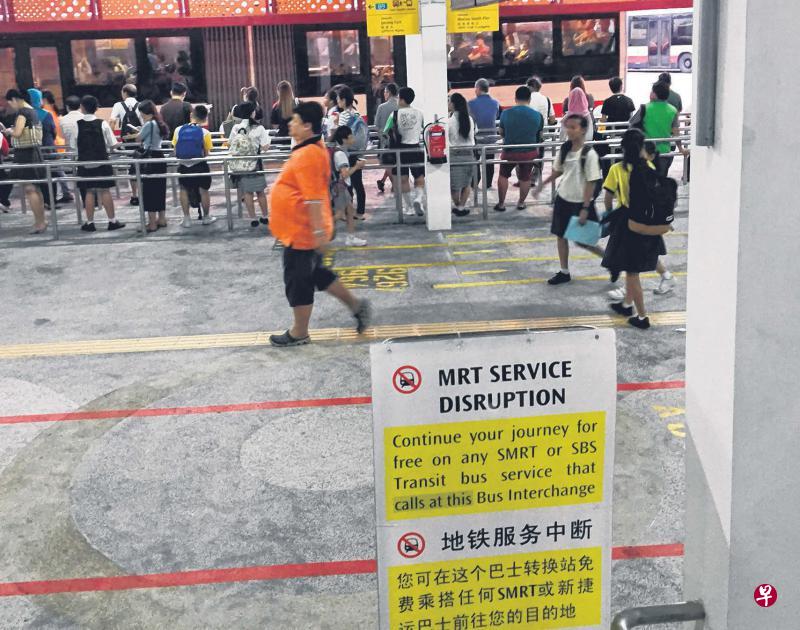 昨早克兰芝至兀兰站之间的列车服务中断约半小时,这是南北线短短12个小时内二度发生电力故障。SMRT正在调查这些事故是否有关联。(新明日报) 昨早克兰芝至兀兰站之间的列车服务中断约半小时,这是南北线短短12个小时内二度发生电力故障。SMRT正在调查这些事故是否有关联。(新明日报)