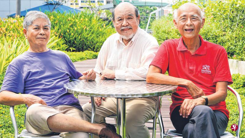 张国良(左起)、陈彬章、张金隆三人年龄加起来超过200岁,他们都在五六十岁的时候,重新回到美术创作的天地。(萧紫薇摄影) 张国良(左起)、陈彬章、张金隆三人年龄加起来超过200岁,他们都在五六十岁的时候,重新回到美术创作的天地。(萧紫薇摄影)