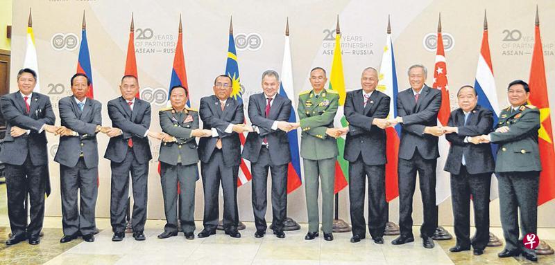 国防部长黄永宏医生(右三)出席了第五届莫斯科国际安全会议,他在演讲中强调了各国军方合作的重要性。(国防部提供) 国防部长黄永宏医生(右三)出席了第五届莫斯科国际安全会议,他在演讲中强调了各国军方合作的重要性。(国防部提供)