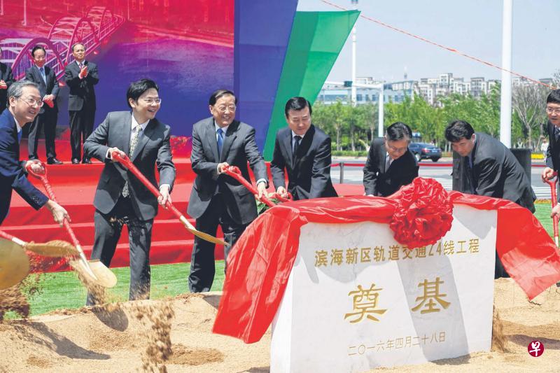 新加坡国家发展部长黄循财(左二)、总理公署兼人力部政务部长陈振泉(左一)和中国住建部部长陈政高(左三)等人昨天在中新天津生态城为Z4轨道线开工奠基。(游润恬摄) 新加坡国家发展部长黄循财(左二)、总理公署兼人力部政务部长陈振泉(左一)和中国住建部部长陈政高(左三)等人昨天在中新天津生态城为Z4轨道线开工奠基。(游润恬摄)