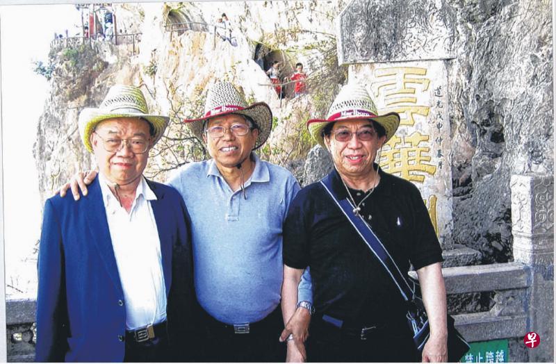 当年同在印尼大学毕业的同窗，50年后再次把臂同游。图为廖裕芳（左起）、陈达生和廖建裕于2005年同游中国云南时的合照。