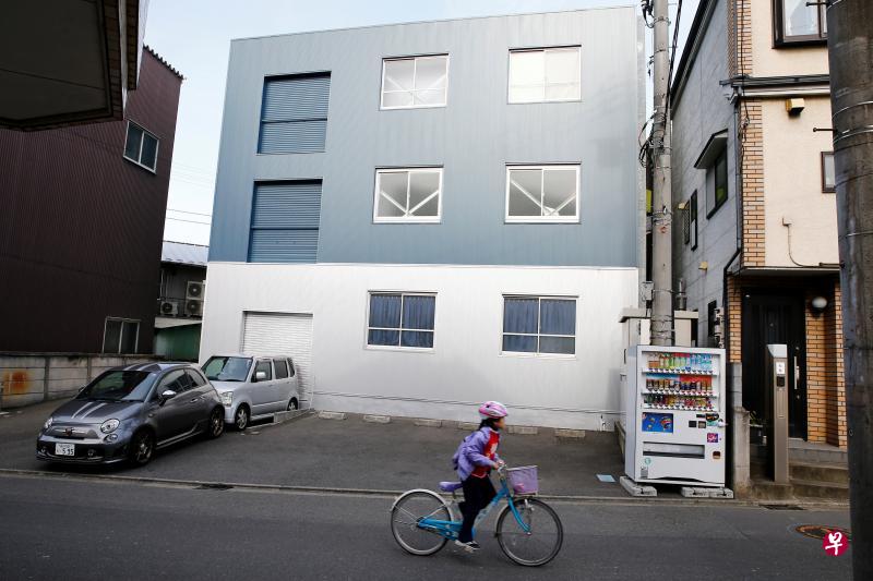 东京郊区川崎市一家尸体酒店的外观宛如一家工业厂房。(路透社) 东京郊区川崎市一家尸体酒店的外观宛如一家工业厂房。(路透社)