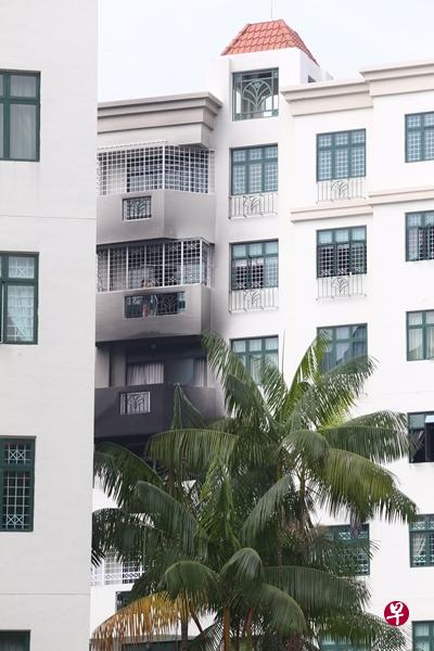 位于谦道(Hume Avenue)的幽美林公寓(Hillview Green)今早约5时45分发生火患,有四名住户因烧伤及吸入浓烟被送院就医。(摄影/蔡婉婷) 位于谦道(Hume Avenue)的幽美林公寓(Hillview Green)今早约5时45分发生火患,有四名住户因烧伤及吸入浓烟被送院就医。(摄影/蔡婉婷)