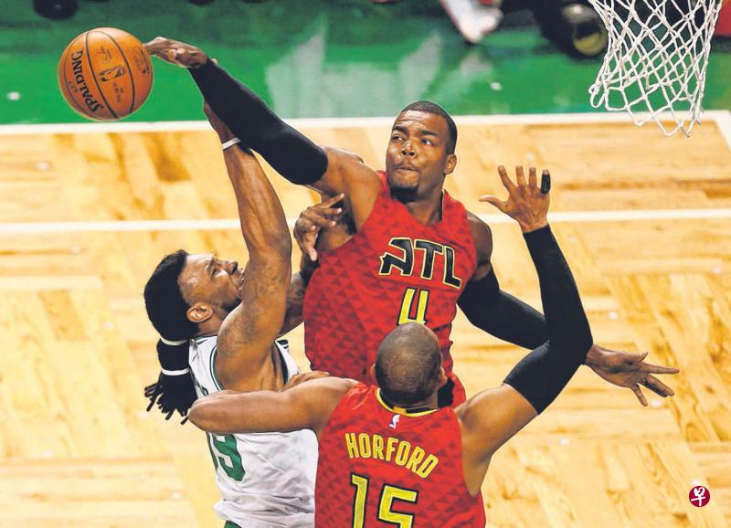 凯尔特人前锋克劳德(左)进攻时,遭到鹰队前锋米尔萨普(4号)与霍福特的阻挡。(今日美国) 凯尔特人前锋克劳德(左)进攻时,遭到鹰队前锋米尔萨普(4号)与霍福特的阻挡。(今日美国)