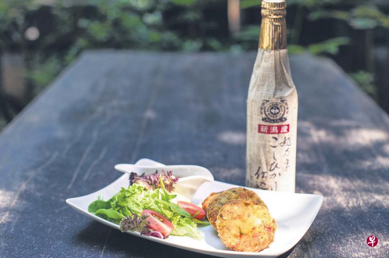 章鱼脆饼配搭精酿啤酒。 章鱼脆饼配搭精酿啤酒。