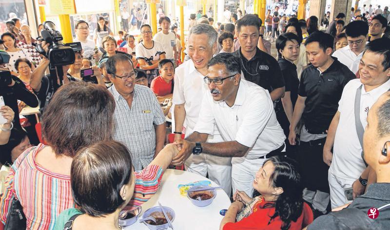 李显龙总理昨天到武吉巴督西一带的咖啡店,与人民行动党武吉巴督区补选候选人穆仁理一起走访选民。(林泽锐摄) 李显龙总理昨天到武吉巴督西一带的咖啡店,与人民行动党武吉巴督区补选候选人穆仁理一起走访选民。(林泽锐摄)