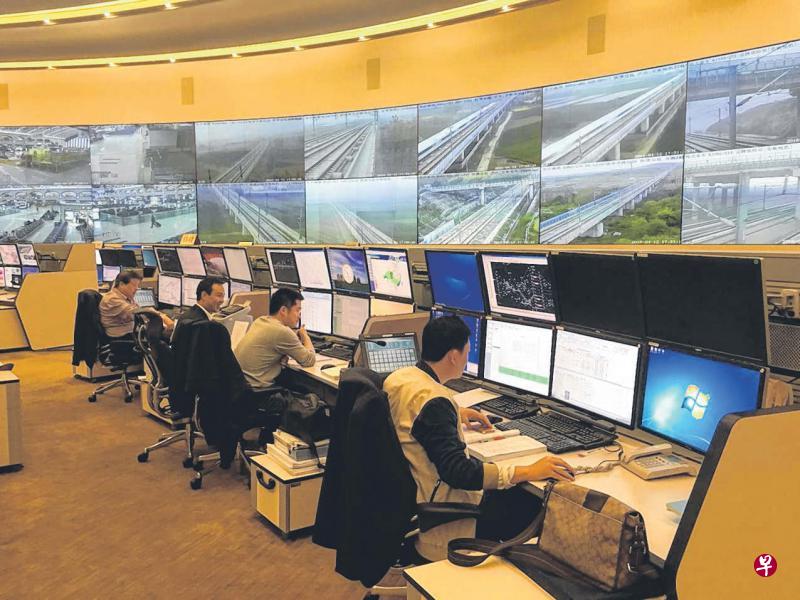 ▲列车一旦发生设备故障,中铁总调度中心的电脑屏幕马上显示相关信息,当局能及时调动应急人员采取措施。 ▲列车一旦发生设备故障,中铁总调度中心的电脑屏幕马上显示相关信息,当局能及时调动应急人员采取措施。