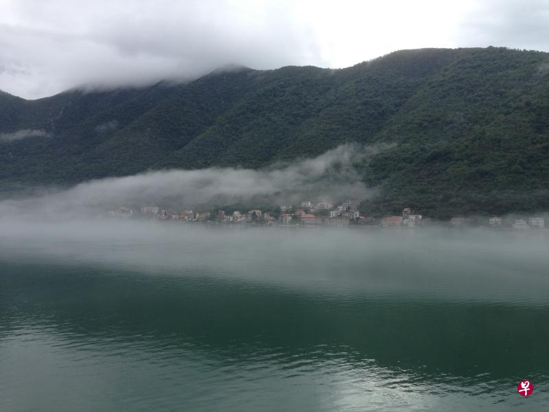 峡湾海面云水绵延上山。 峡湾海面云水绵延上山。